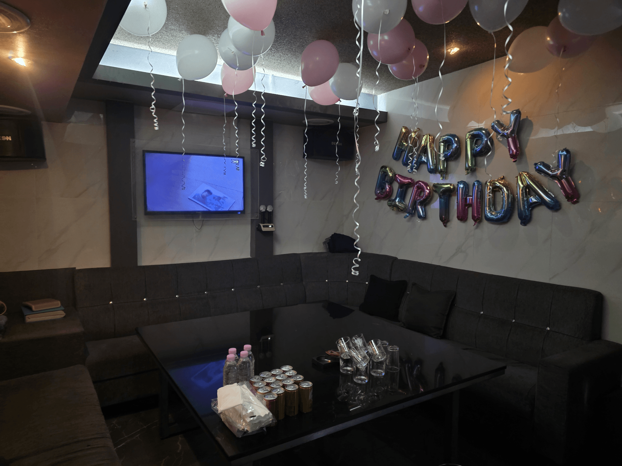 HAPPY BIRTHDAY 풍선으로 세팅된 건대입구 W 룸
